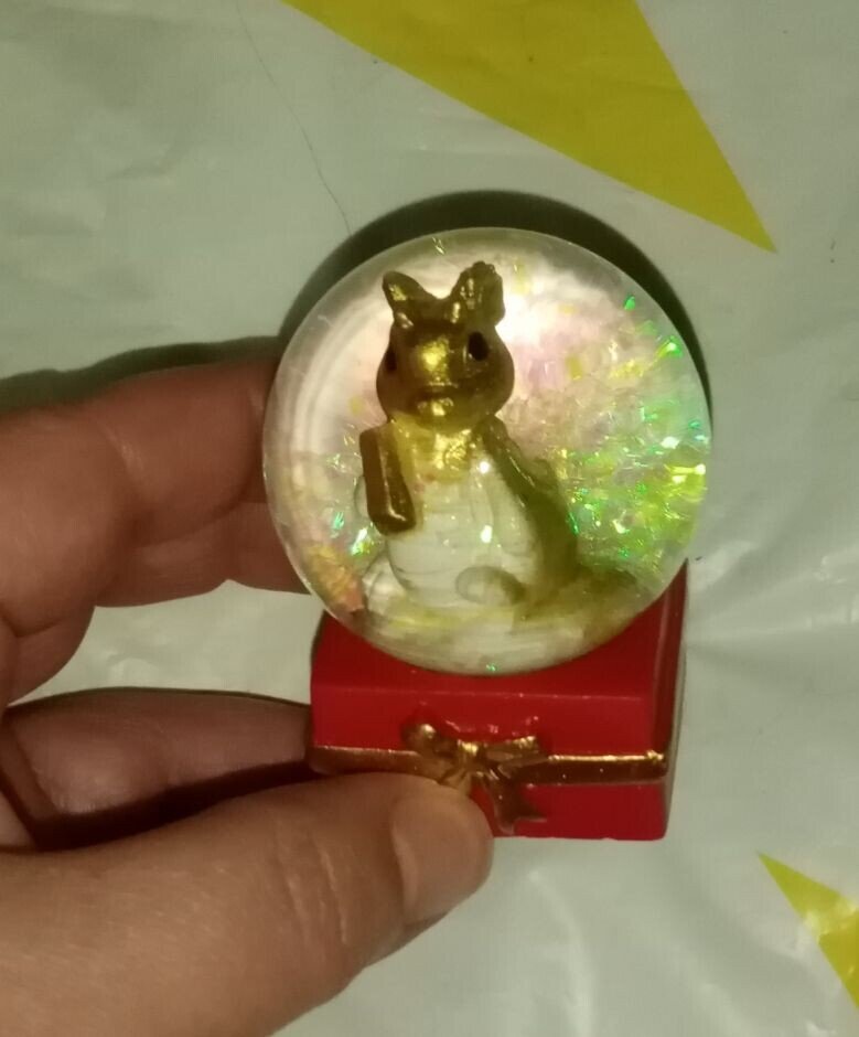 Все теперь о деньгах, не было других. Но знак доллара очень уж непатриотичен. Так что я остановилась на золотом стандарте))) Пусть слиточек держит.