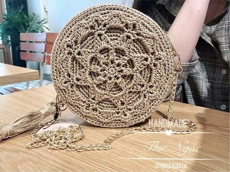 Вязаная сумка из мотивов. Фото из свободного доступа.