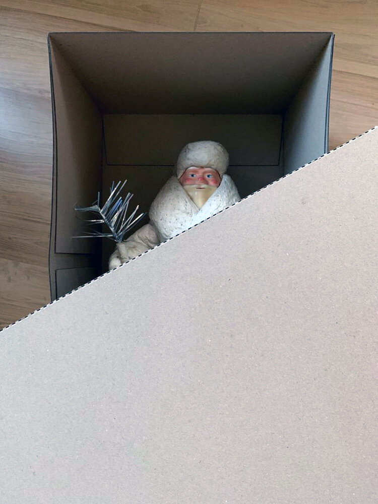 Фото деда мороза в коробке предоставлено заказчиком