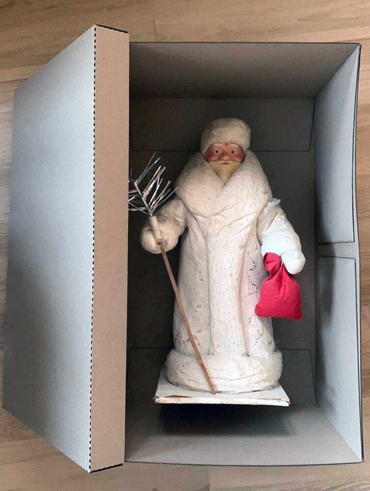 Фото деда мороза в коробке предоставлено заказчиком 