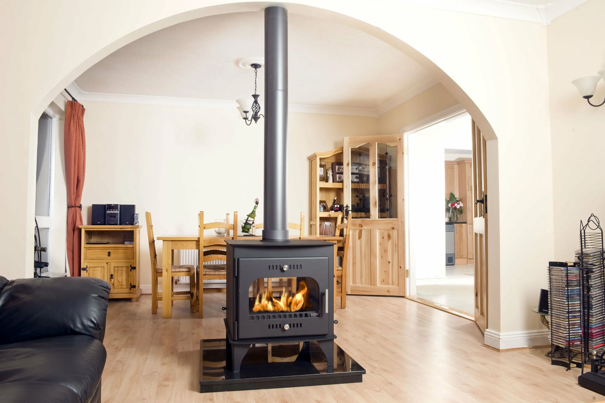 Каминопечь с. Печь мазанка с лежанкой. Отопительная печь грейвари 100. Печь камин шведка из кирпича. Шведские печь камин contura.