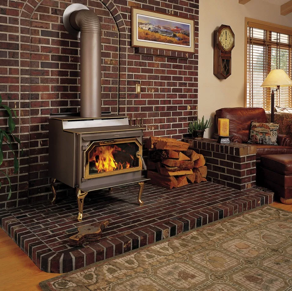 Печка шведка с камином. Кухонный гарнитур с кирпичной печкой. Каминопечь шведка. Печь-камин из кирпича. Печь камин кирпичная.