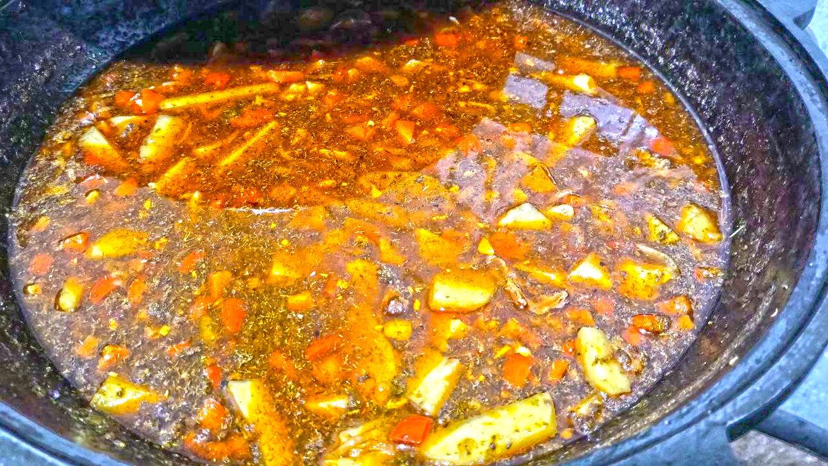 И картошку нарезал, как захотел. Однако невкусно в его казане не бывает😋