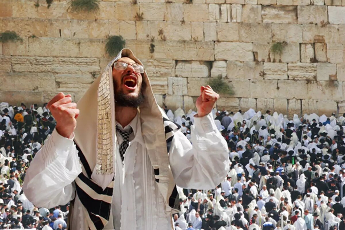 Евреев простили. Левиты иудаизм. Иудеи у стены плача. Стена плача иудаизм.