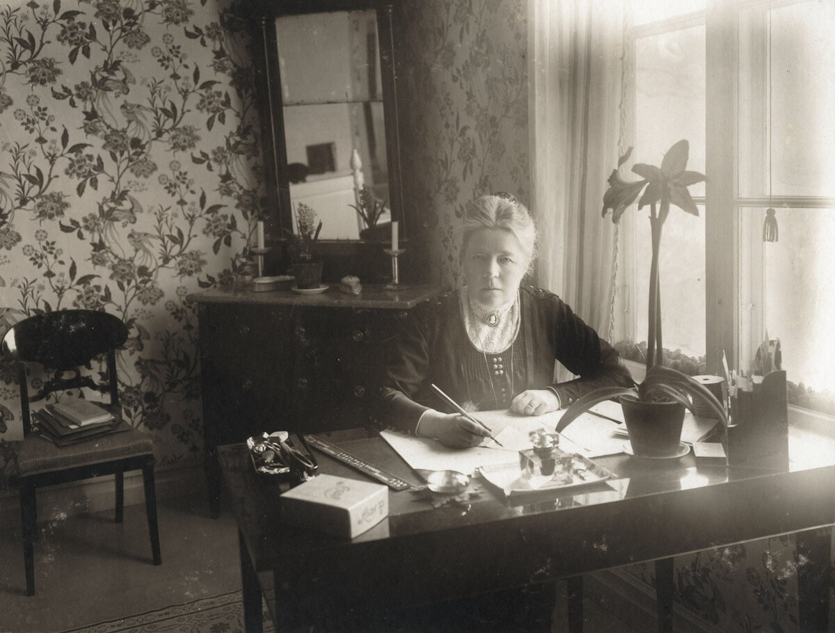  Сельма Оттилия Ловиза Лагерлёф (20 ноября 1858 - 16 марта 1940), шведская писательница, первая женщина, получившая Нобелевскую премию по литературе (1909) 
