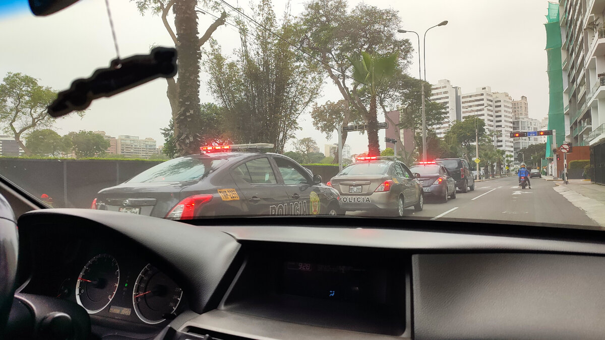 Остальные полицейские машины сзади)))