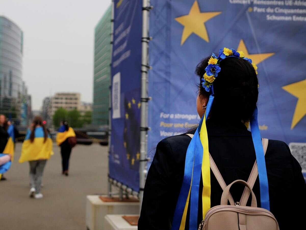    Люди с флагами Украины в Брюсселе © AP Photo / Virginia Mayo