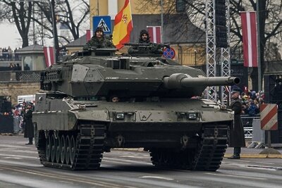   Военнослужащие Испании на танке Leopard 2E на параде в Риге в День независимости Латвии. © РИА Новости