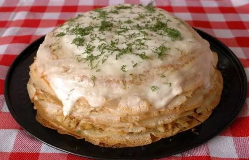Блинный пирог с фаршем. Рязанский блинчатый пирог. Пирог блинчатый с мясным фаршем. Блинный торт. Блинный торт с курицей и грибами.