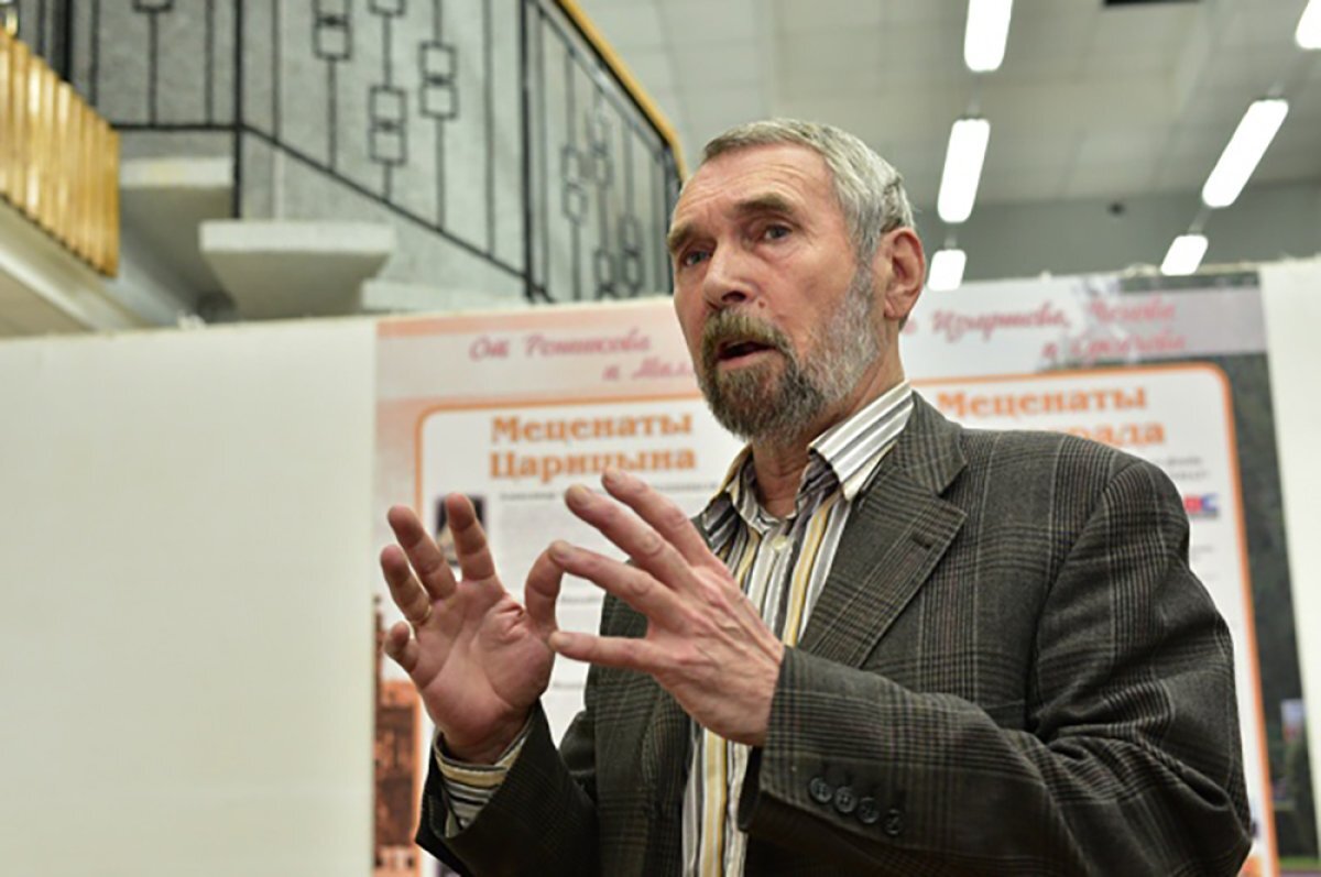    Евгений Юрьевич возглавил литературную студию.