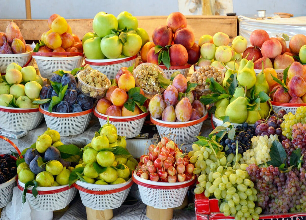 Какие ягоды фрукты в июне. Фрукты на рынке. Фрукты ассортимент. Овощи и фрукты. Фруктовый рынок.