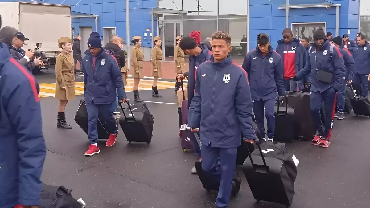     Главный тренер сборной Кубы Юниелис Кастильо рассказал, что два ключевых игрока его команды не смогут сыграть против сборной России в Волгограде. Оба они травмированы.