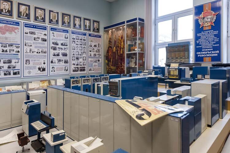    Первые ЭВМ были невероятно громоздкими — один компьютер занимал зал площадью 100 кв. м, а в высоту их шкафы достигали 6 метров. Именно поэтому первые этажи здания завода на Сибирском тракте такие высокие