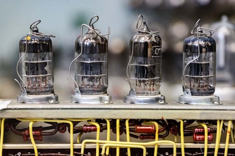    Элементная база первого поколения ЭВМ была на электронных лампах, которые часто перегорали