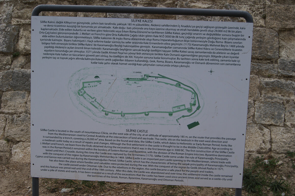 информационный щит возле замка