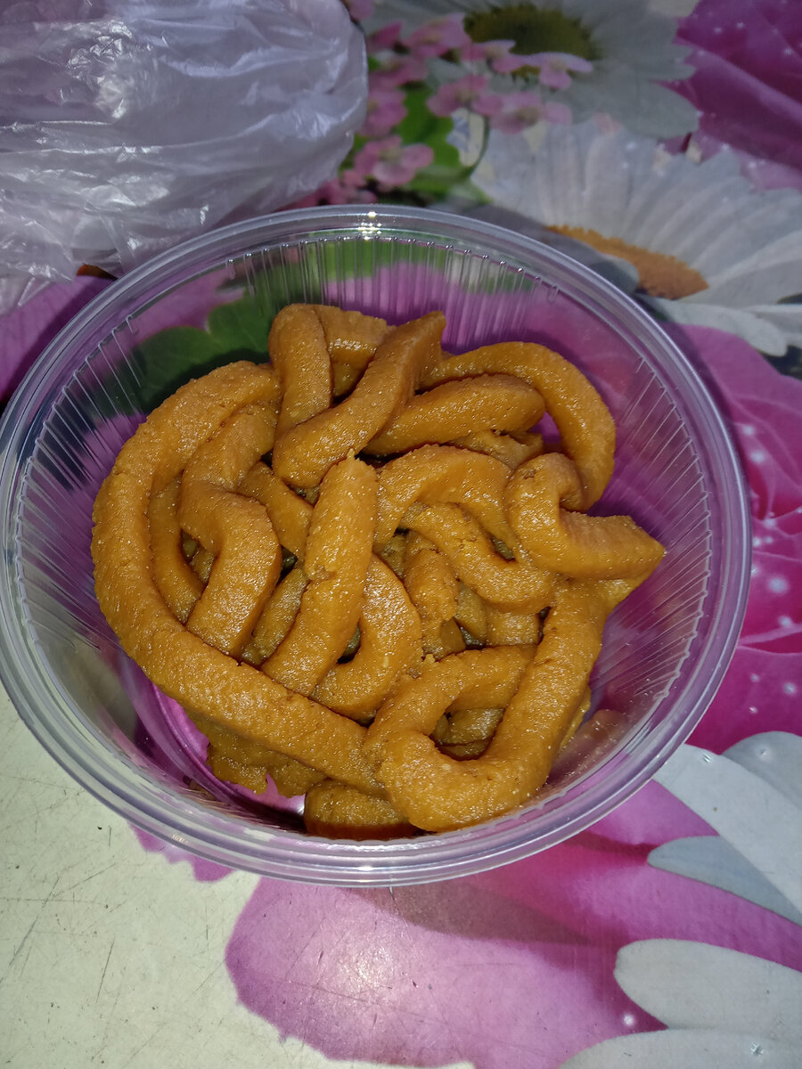 Это так из пакета через маленький разрез выдавилось, эдакие "вонючие" червячки