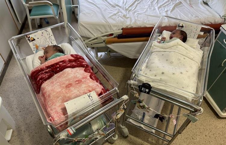 Операция была разделена на два этапа: первый — разделение общих внутренних органов, а второй — восстановление брюшной полости обоих близнецов