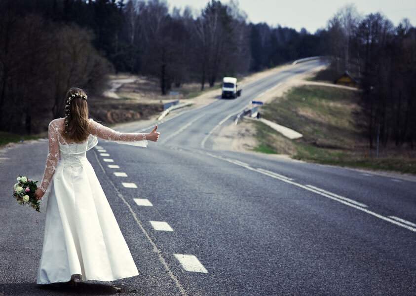 Невеста на дороге. Невеста бежит. Девушка убегает в свадебном платье. Невеста сбежала со свадьбы. Видеть себя в свадебном платье выходить замуж
