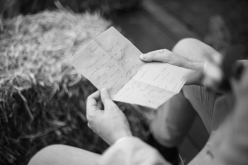 Мужчина читает письмо. 