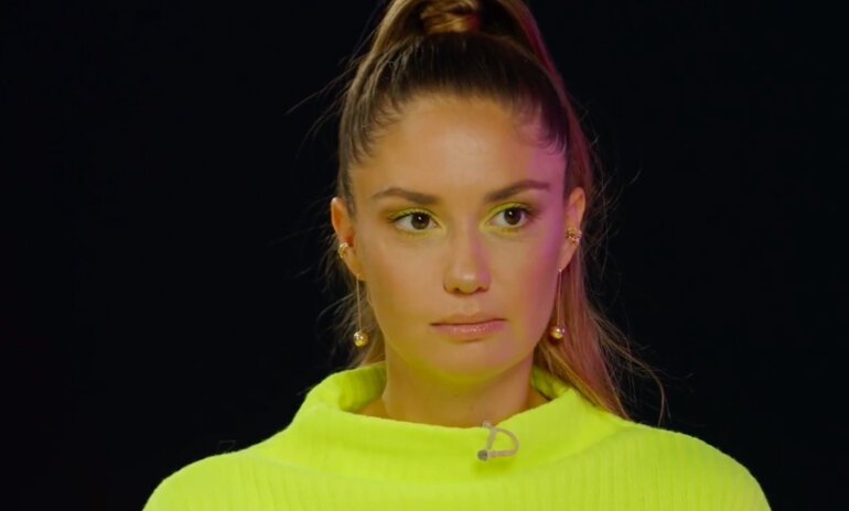    Агата Муцениеце не встала на сторону женщин в вопросе харассмента. Фото: кадр YouTube-шоу «Есть вопросики»