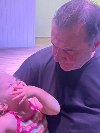 Алексей Учитель с дочерью, которую ему родила его возлюбленная Софья Меледина