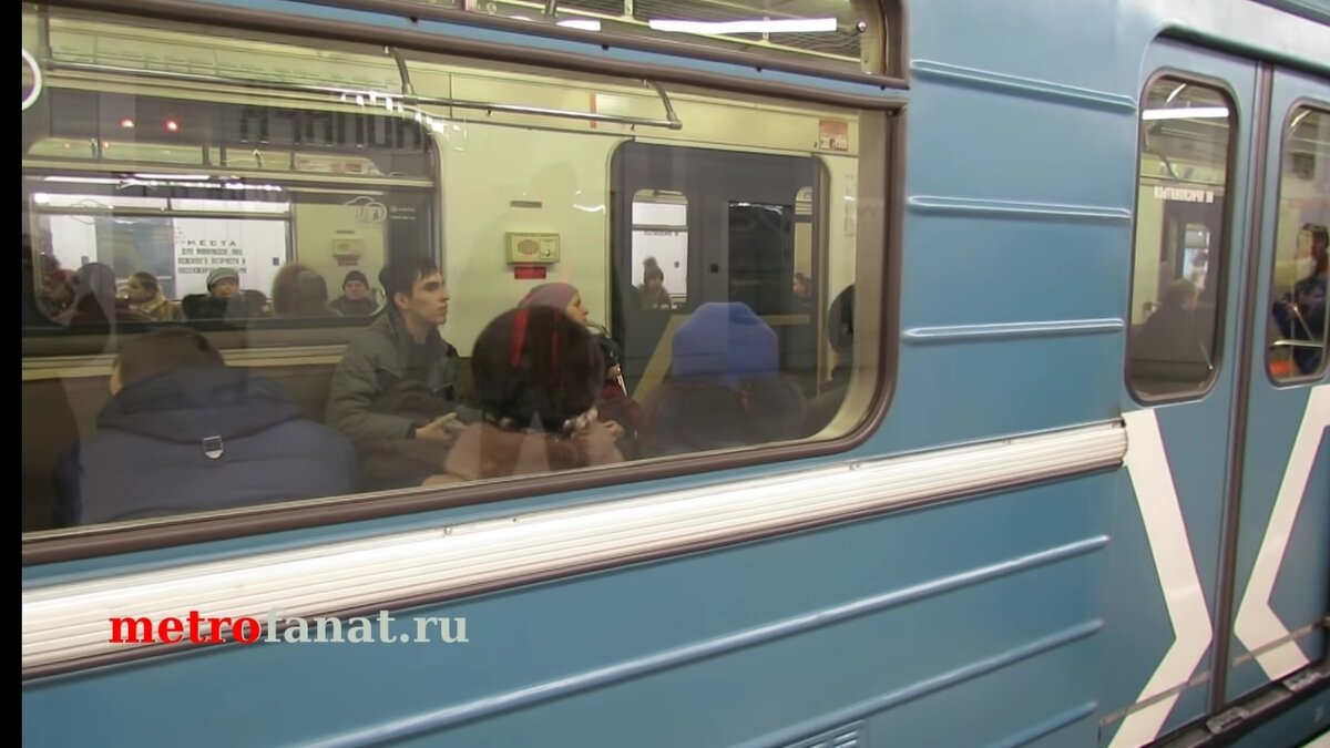 Опасная ситуация - двери открыты с противоположной от платформы стороны. Скриншот видео канала "VideoFromMoscow" на YouTube