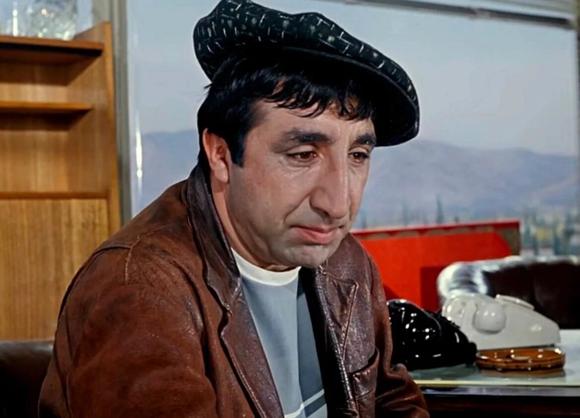 Увидев однажды любого из киногероев в исполнении замечательного Фрунзика Мкртчяна, забыть его невозможно. Фразы героев этого актера сразу уходили в народ и давно стали частью фольклора.-3