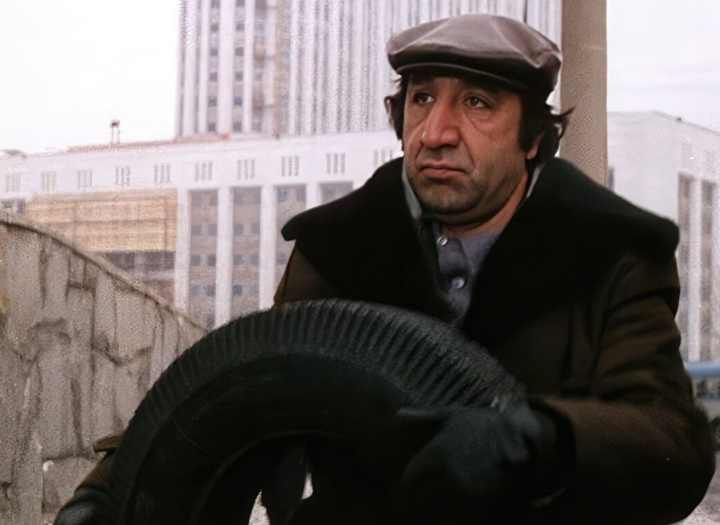 Увидев однажды любого из киногероев в исполнении замечательного Фрунзика Мкртчяна, забыть его невозможно. Фразы героев этого актера сразу уходили в народ и давно стали частью фольклора.-4