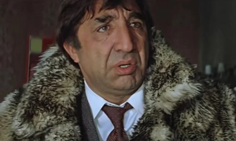 Увидев однажды любого из киногероев в исполнении замечательного Фрунзика Мкртчяна, забыть его невозможно. Фразы героев этого актера сразу уходили в народ и давно стали частью фольклора.-5