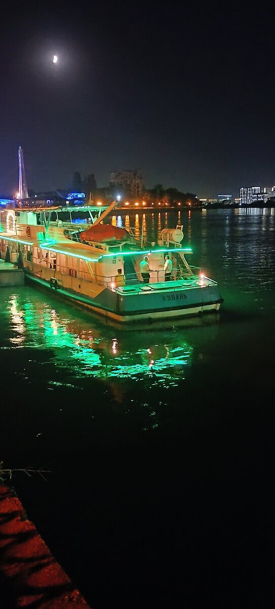 Кораблик на набережной Кубани.