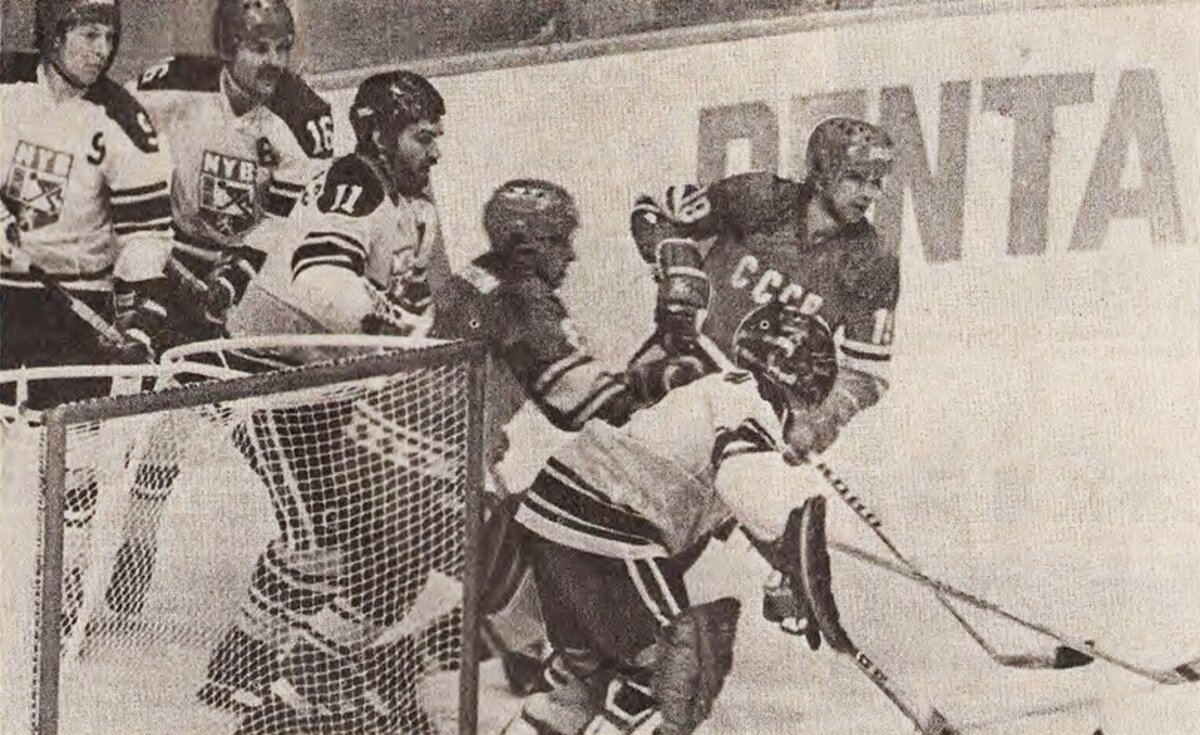СССР – Нидерланды – 10:1. Иржи «Джордж» Петерноусек (№9), Лео Коопманс (№16) и Эл Плёймерс (№11) пытаются помешать Сергею Капустину (№8) и Виктору Шалимову (№19) атаковать ворота Теда Ленссена. Взято из открытого источника Яндекс.Картинки