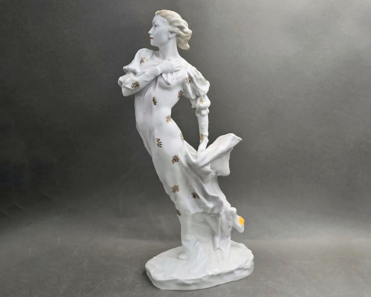 Скульптура "Г.С. Уланова в роли Джульетты в балете С.С. Прокофьева Ромео и Джульетта", продана за 1 млн. 400 тысяч рублей. Комиссия аукционного дома составляет 17 процентов. ru.bidspirit.com/