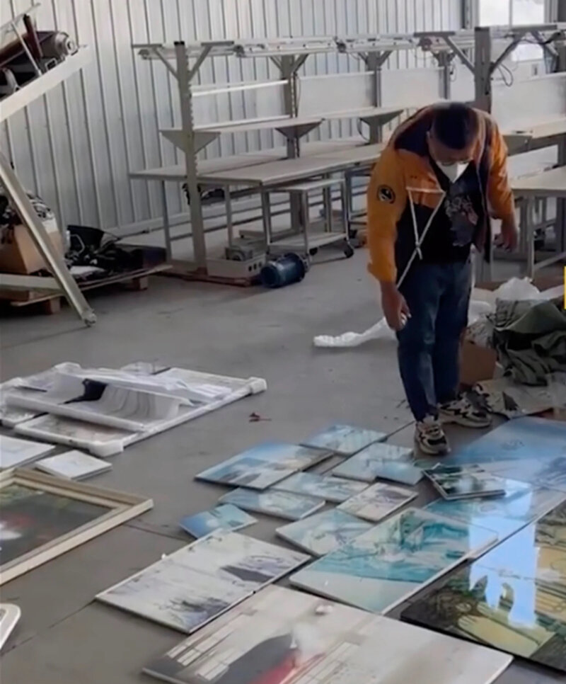 Сотрудник компании закрашивает лица перед уничтожением фотографий