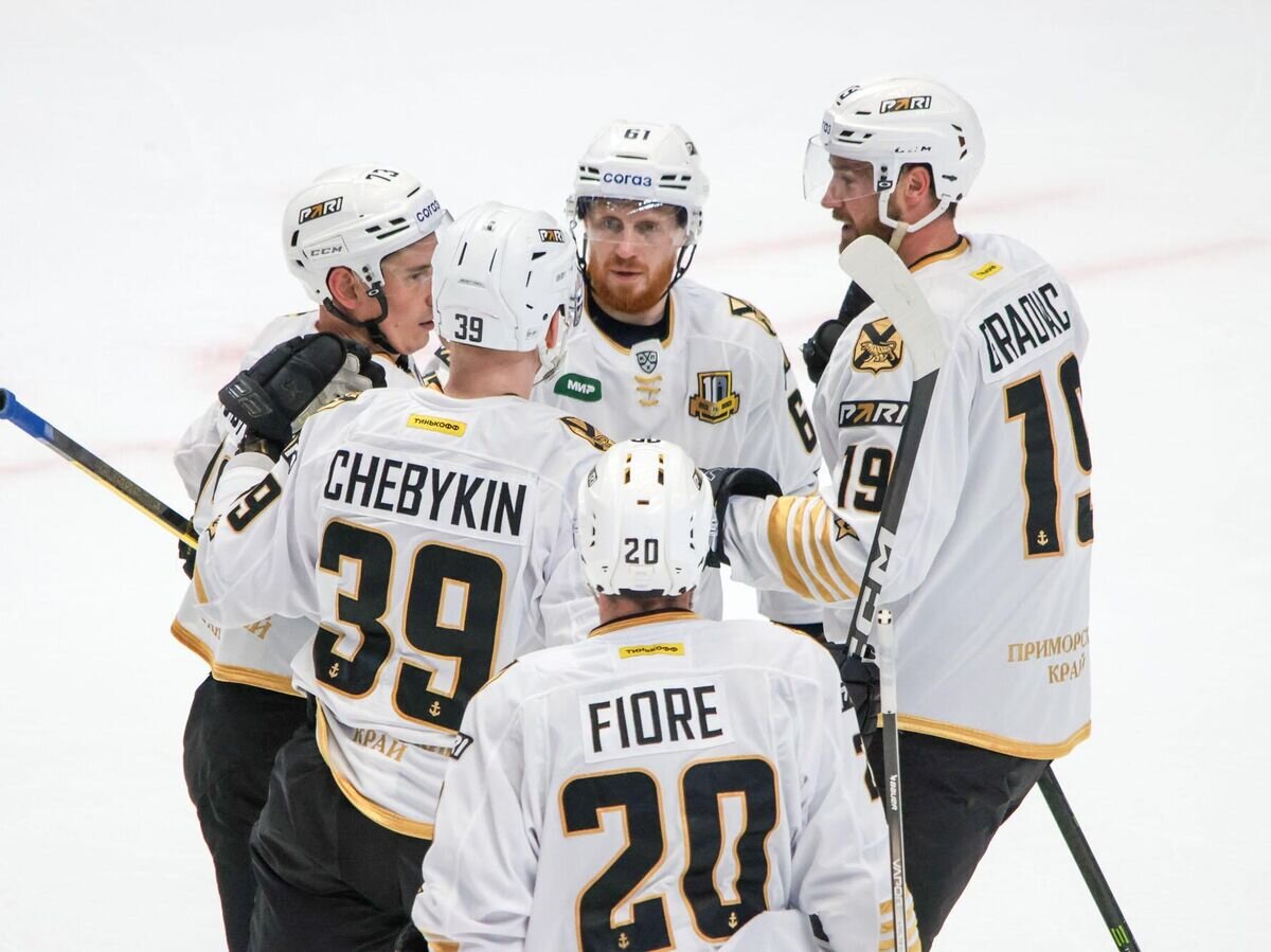    Хоккеисты "Адмирала" в матче КХЛ© пресс-служба ХК "Адмирал" (Михаил Трушков)