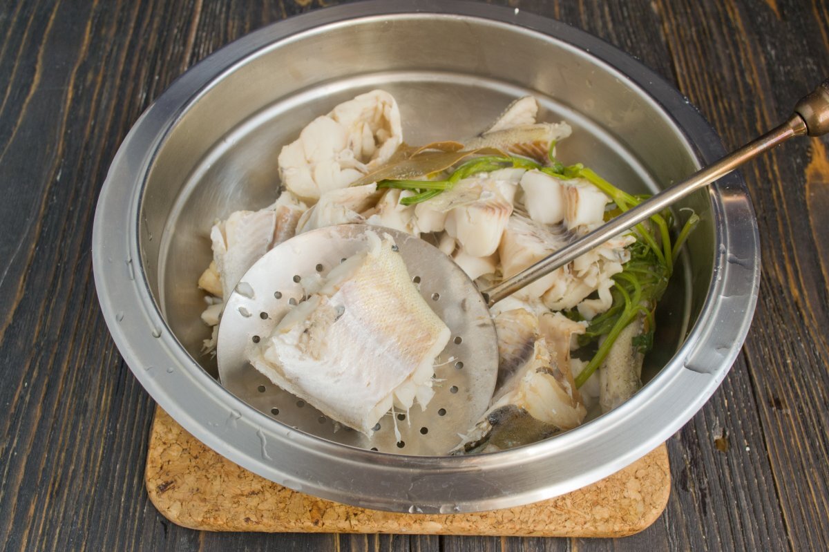 Вареная белая рыба. Вареная рыба. Треска отварная. Вареная треска. Минтай отварной