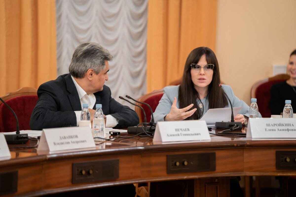 Депутат Алексей Нечаев и председатель Комиссии по экологии и устойчивому развитию Шаройкиной Елена Акинфовна в ходе нулевых чтений законопроекта в Доме союзов 14.11.2023 г.