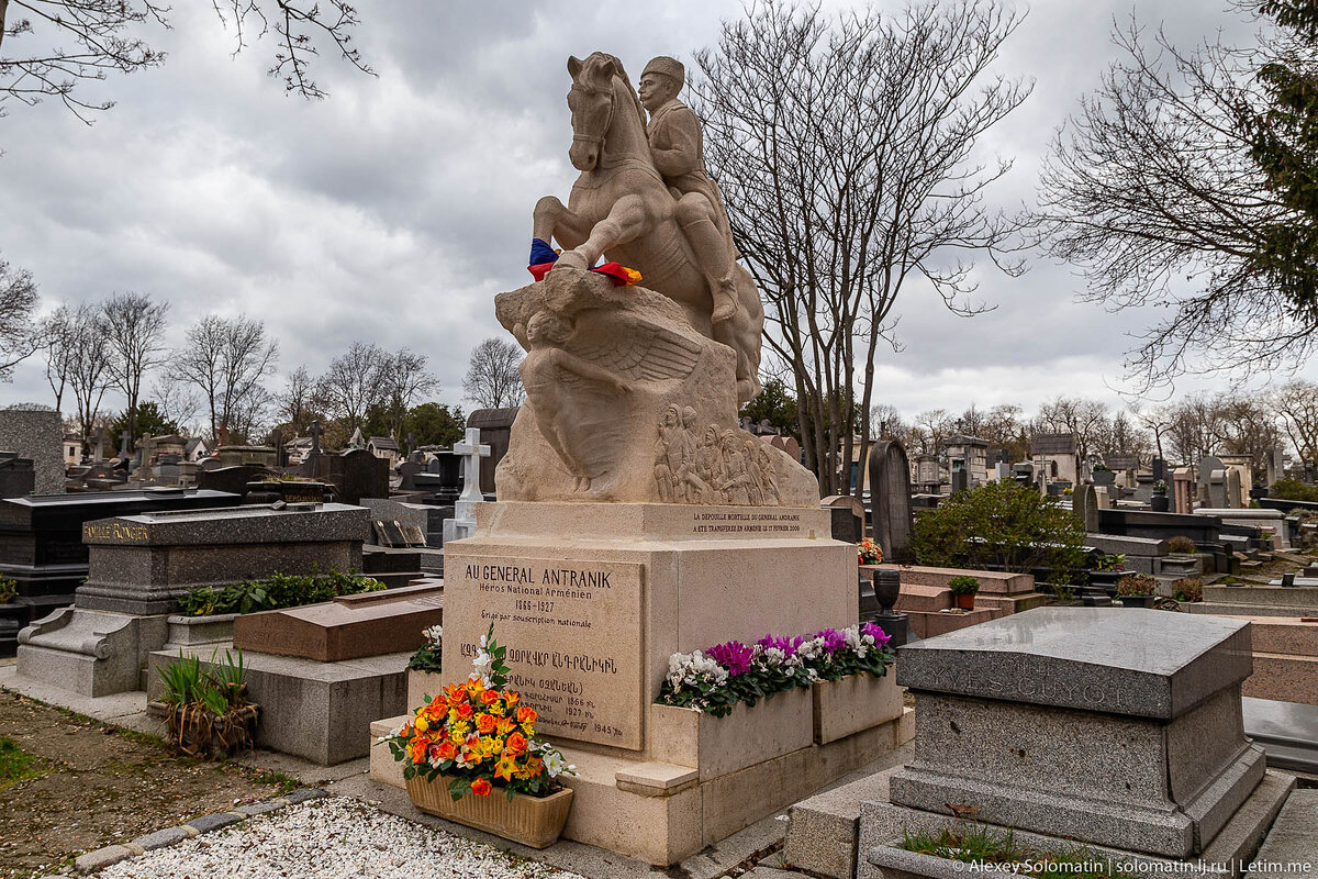 Памятник Андранику Сасунскому на кладбище в Париже. Фото предоставлено автором