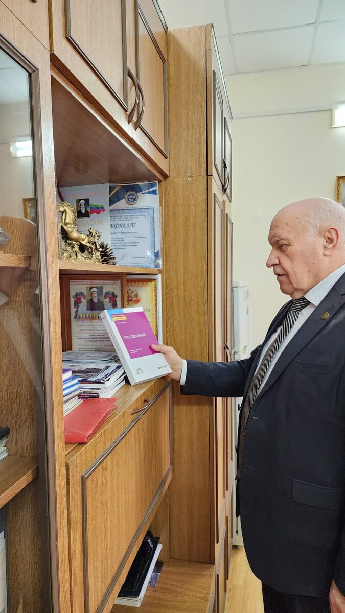 Доктор физико-математических наук, профессор, директор планетария ДГУ Магомедбаг Гусейханов 