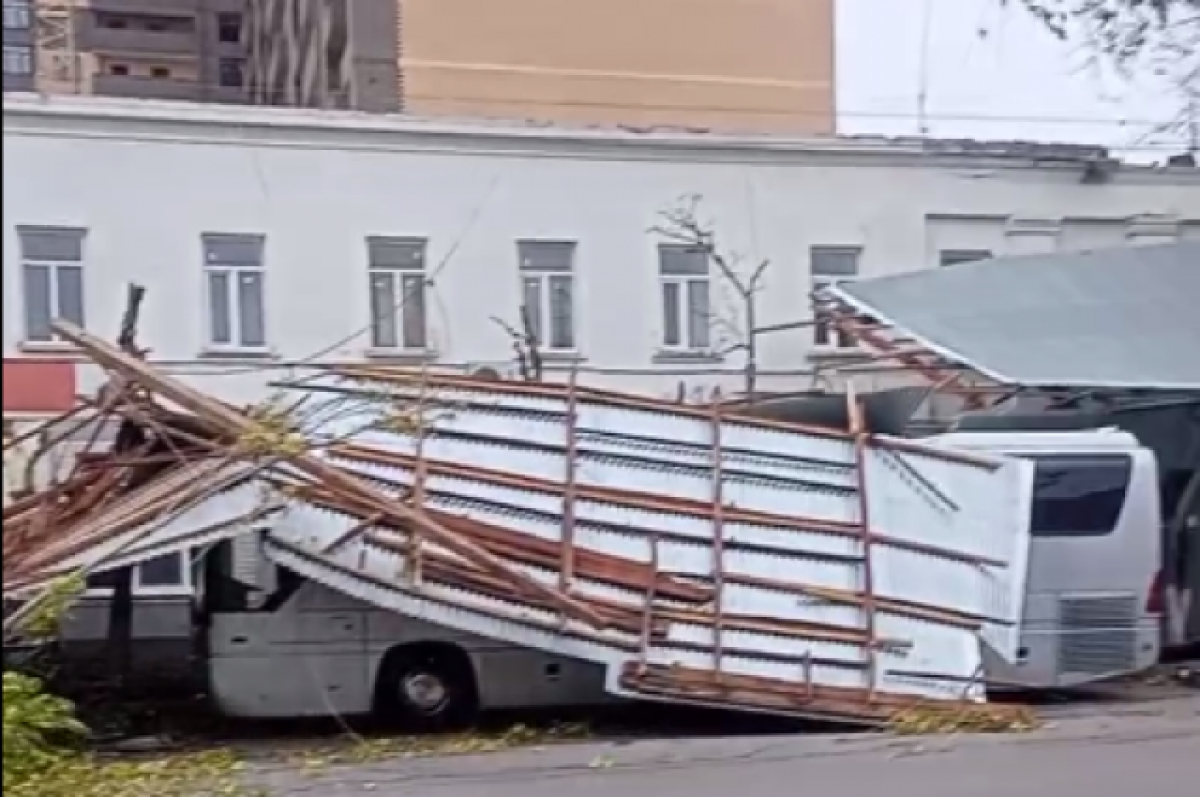 Сильный ветер сорвал крышу двухэтажного здания в Карачаево-Черкесии | АиФ –  Северный Кавказ | Дзен