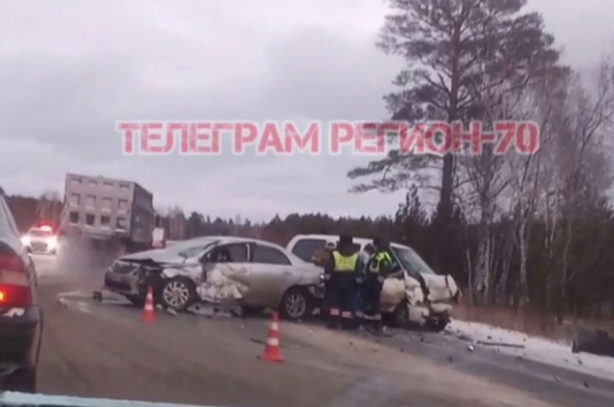 Видео: на томской трассе легковушка столкнулась с минивэном | АиФ-Томск |  Дзен