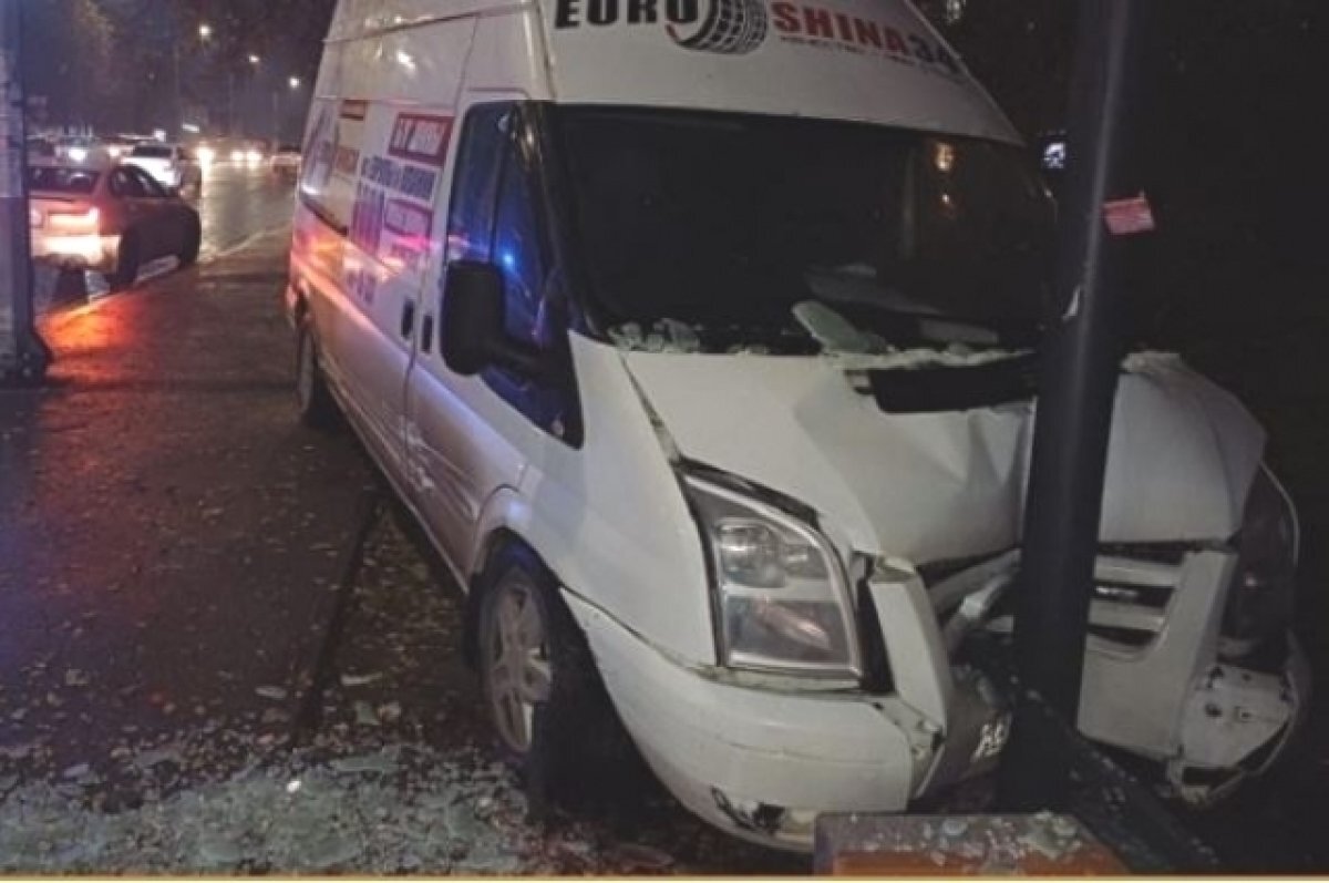    В Волгограде брошенный без присмотра фургон натворил бед на 2-й продольной