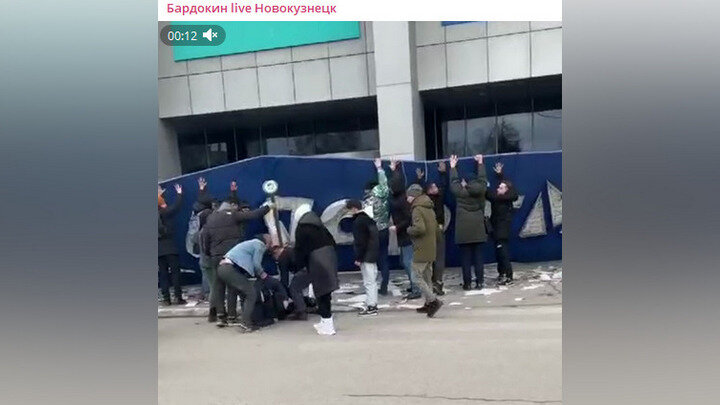 Прохожие спасают женщину из-под завала. ФОТО: телеграм-канал "Бардокин live Новокузнецк"