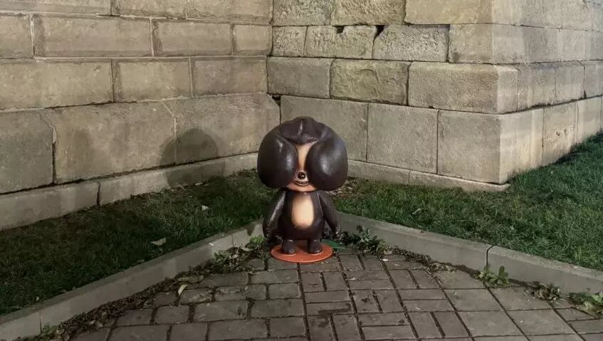     Жители обсуждают новые фигурки Чебурашек на улицах города-курорта в социальных сетях.