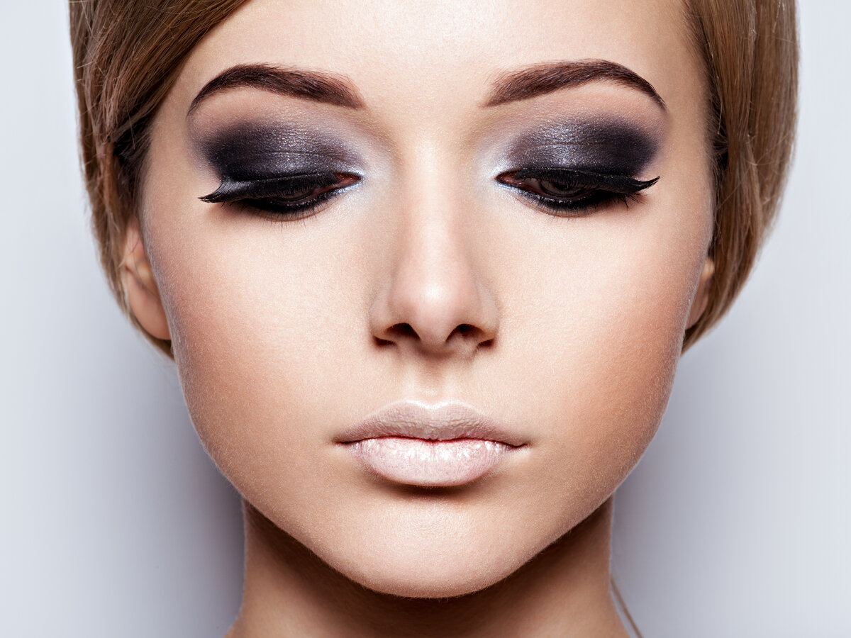  источник: <a href="https://ru.freepik.com/free-photo/the-girl-s-face-closeup-with-long-black-lashes-fashion-makeup_11960766.htm#query=Smoky%20Eyes&position=0&from_view=search&track=ais&uuid=470e2d98-d873-4da0-9718-bf4360c3639f">Изображение от valuavitaly</a> на Freepik