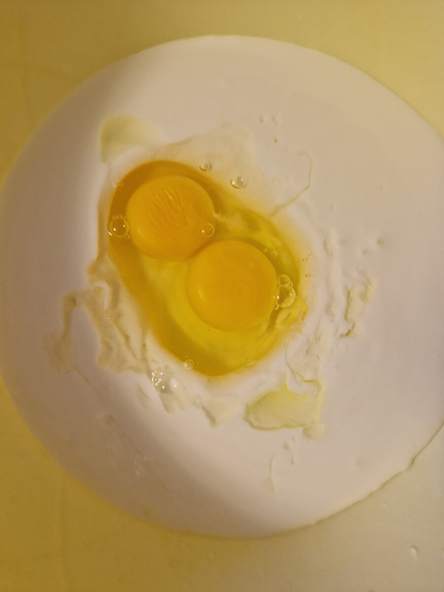 В миску вливаем кефир, вбиваем яйца, добавляем сахар, соль по вкусу и соду.