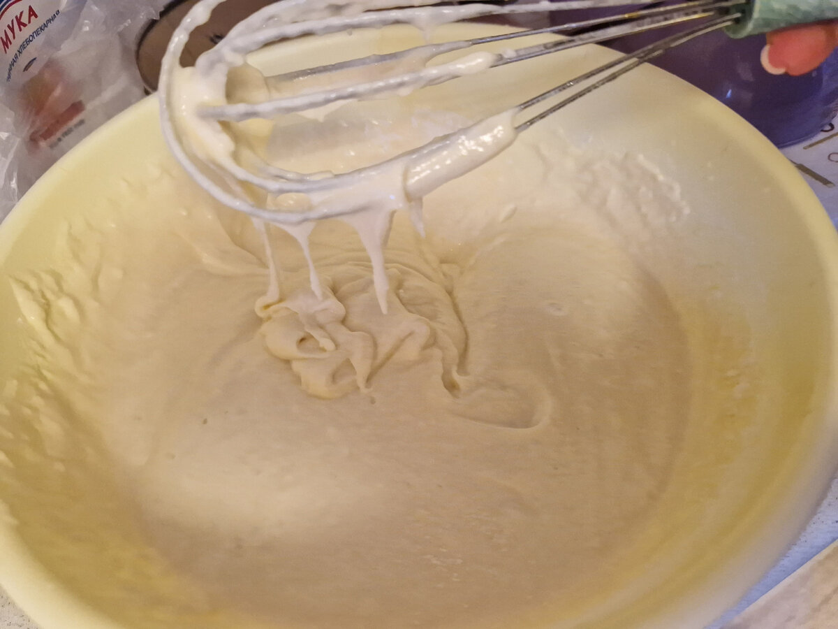 К получившейся смеси добавляем муку и перемешиваем до однородности. Тесто должно получиться густым.