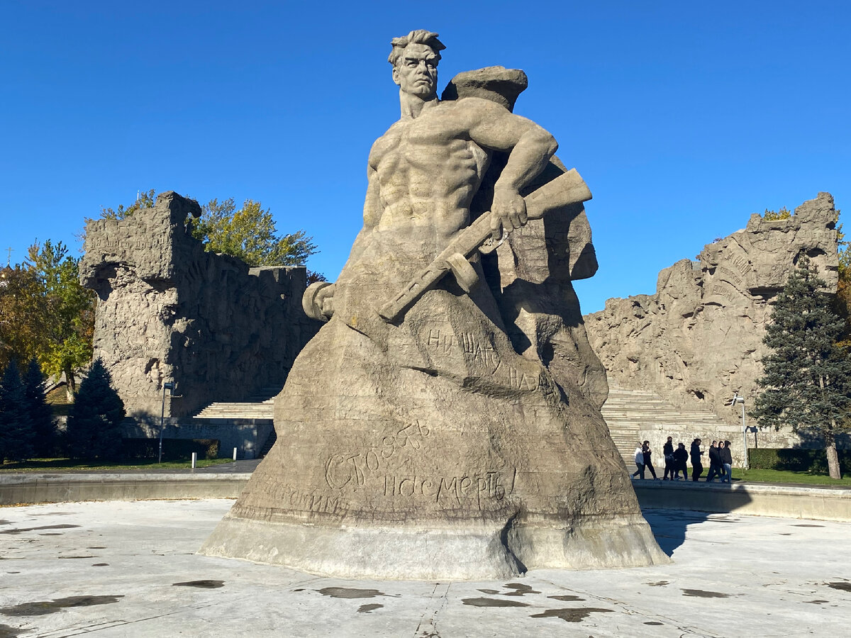 Скульптура «Стоять насмерть»