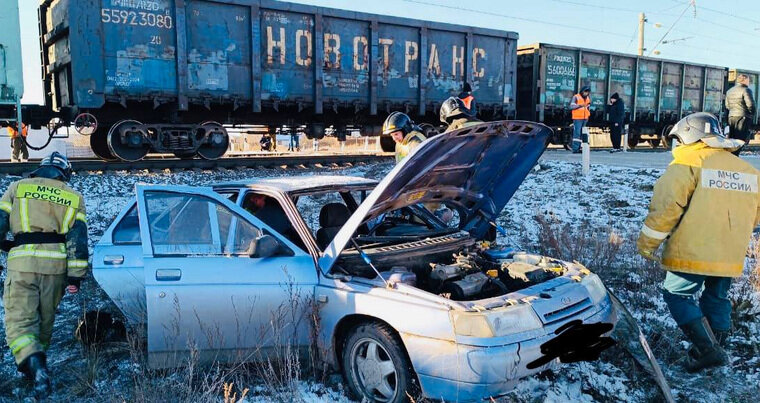    Водитель ВАЗ следовал через железнодорожный переезд под запрещающие сигналы