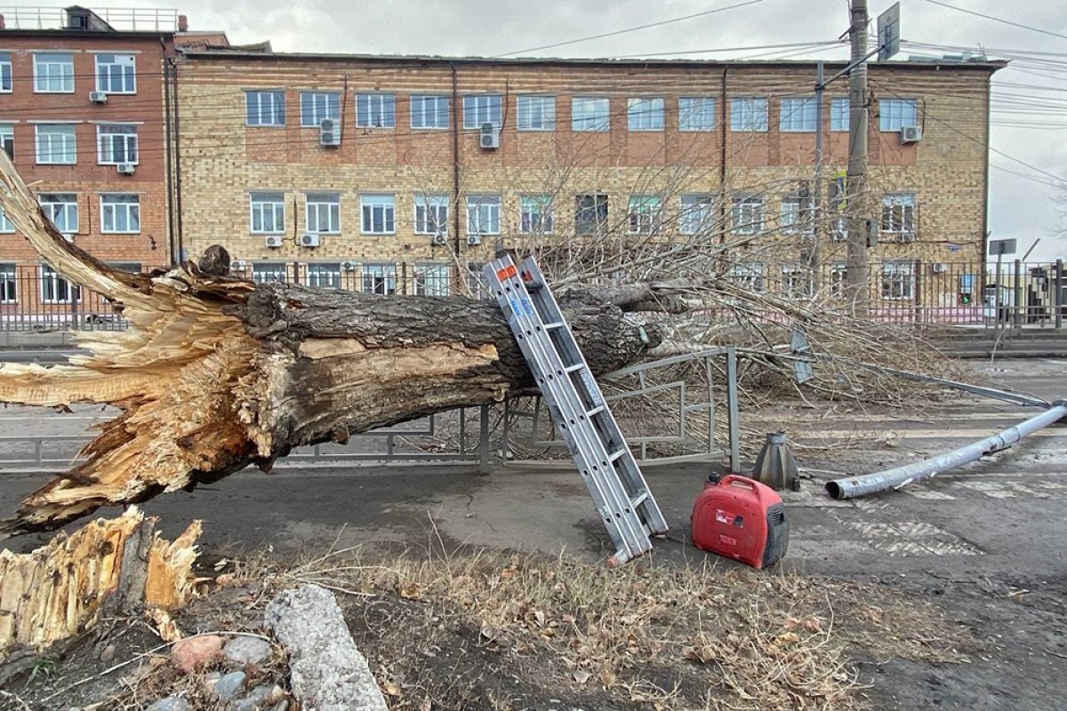    В Красноярске последствия стихии устраняют на 50 участках города.