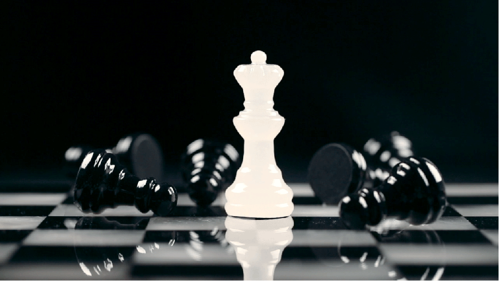 Шаг и мат. Шахматный бой. Пешка на шахматной доске. Шахматы анимация. Шахматный Король.